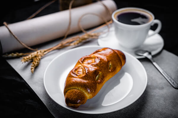 Рогалик с клубникой